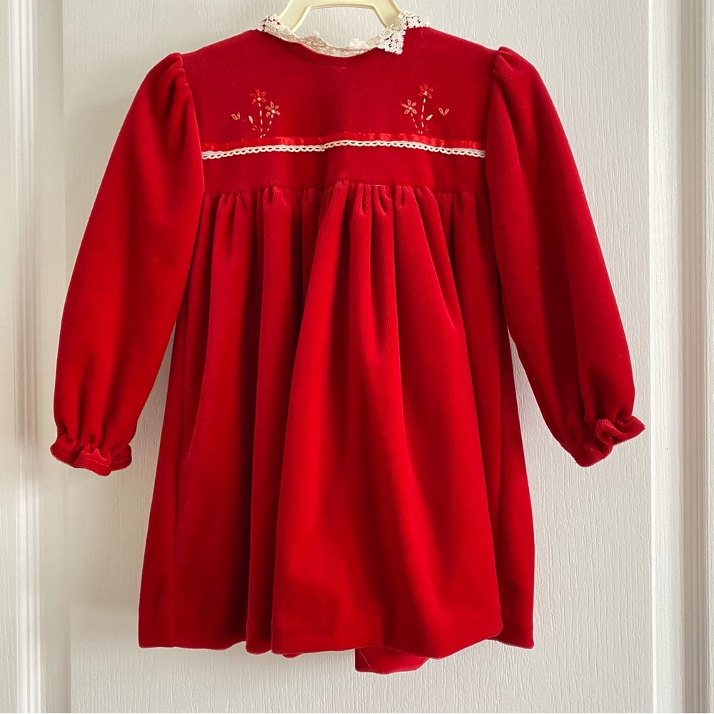 Vintage red corduroy dress w/ embroidery and lace detailing. 🇬🇧